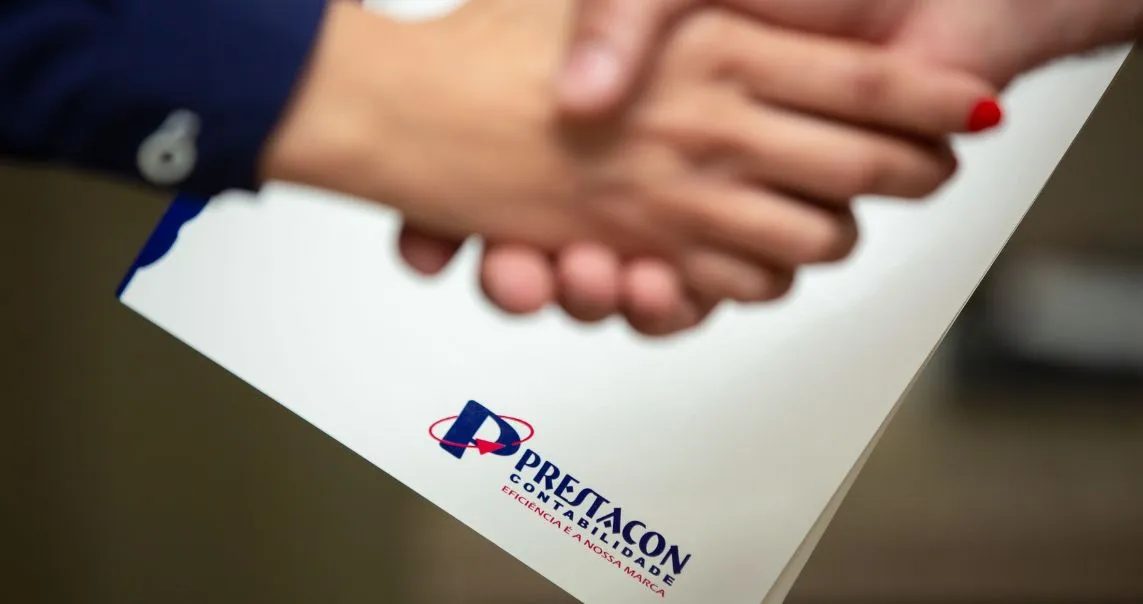 pessoas dando as mão após abrir o CPNJ